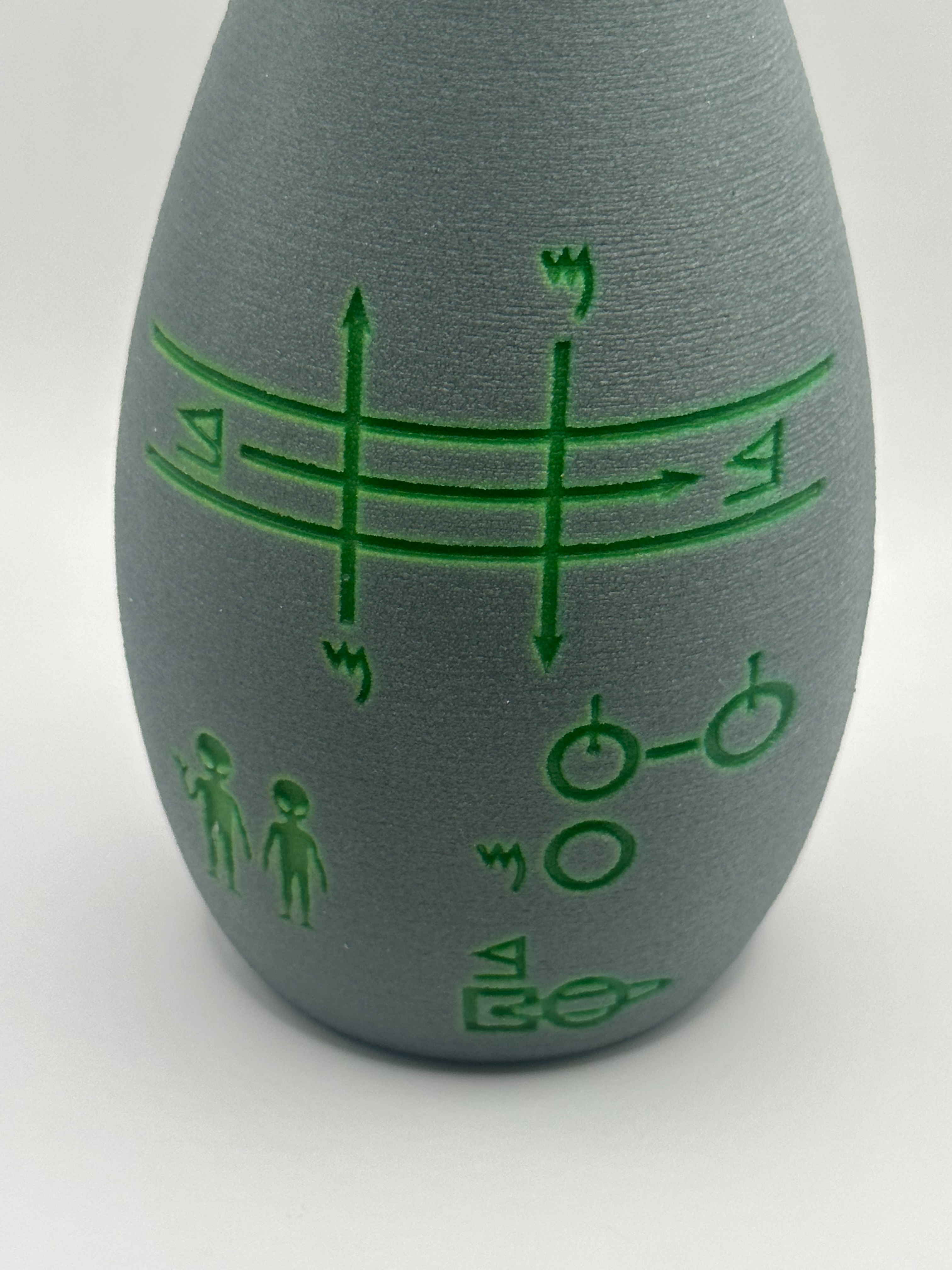 alien vase 0